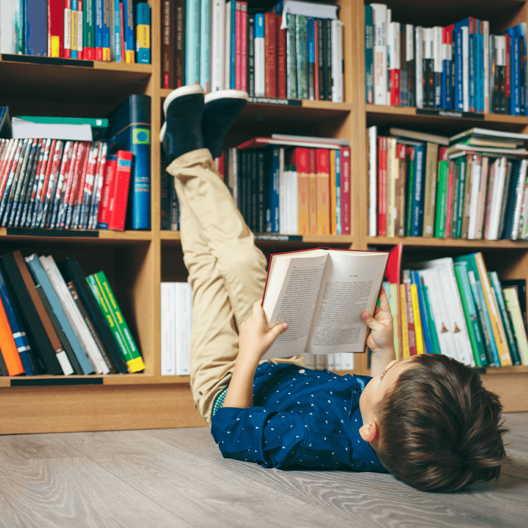 Dreng fordybet i bog – afslappede aktiviteter med børn i København på bibliotek