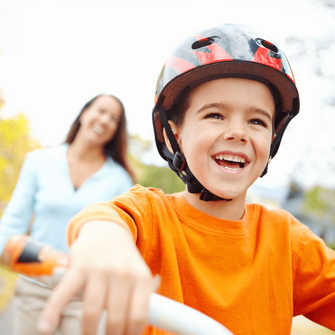 Junge und Mutter beim Fahrradfahren – bewegung mit kindern an der frischen Luft